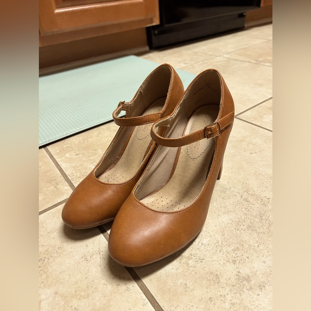 Dream Paris Pumps - size 7